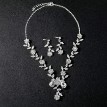Fashionable and minimalist bridal jewelry, crystal necklace, earring set