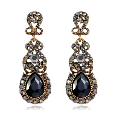 Elegant luxury earrings with diamond studded earrings for brides' wedding earrings