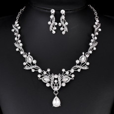 Fashionable and minimalist bridal jewelry, crystal necklace, earring set