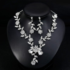 Fashionable and minimalist bridal jewelry, crystal necklace, earring set