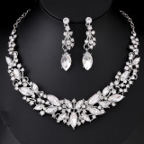Fashionable and minimalist bridal jewelry, crystal necklace, earring set