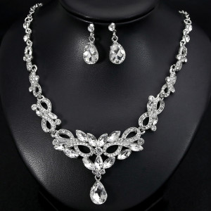 Fashionable and minimalist bridal jewelry, crystal necklace, earring set