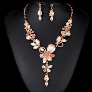 Fashionable and minimalist bridal jewelry, crystal necklace, earring set