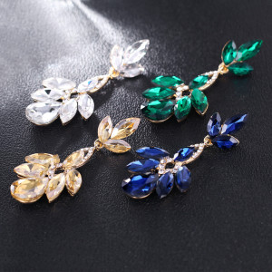 Elegant luxury earrings with diamond studded earrings for brides' wedding earrings