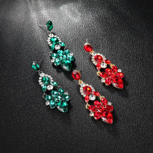 Elegant luxury earrings with diamond studded earrings for brides' wedding earrings