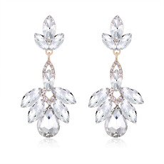 Elegant luxury earrings with diamond studded earrings for brides' wedding earrings