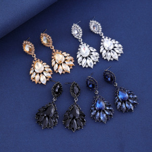 Elegant luxury earrings with diamond studded earrings for brides' wedding earrings