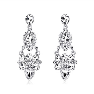 Elegant luxury earrings with diamond studded earrings for brides' wedding earrings