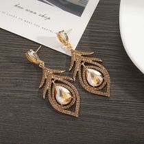 Elegant luxury earrings with diamond studded earrings for brides' wedding earrings