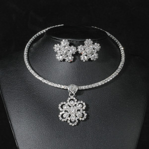 Fashionable and minimalist bridal jewelry, crystal necklace, earring set