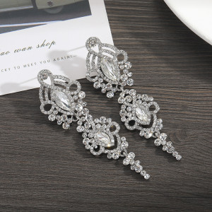 Elegant luxury earrings with diamond studded earrings for brides' wedding earrings