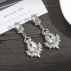 Elegant luxury earrings with diamond studded earrings for brides' wedding earrings
