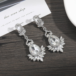 Elegant luxury earrings with diamond studded earrings for brides' wedding earrings