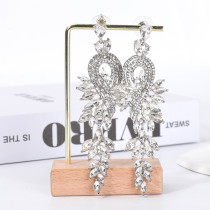 Elegant luxury earrings with diamond studded earrings for brides' wedding earrings