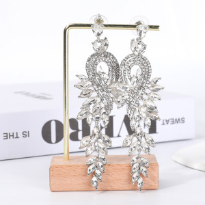 Elegant luxury earrings with diamond studded earrings for brides' wedding earrings