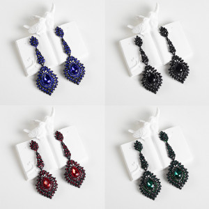 Elegant luxury earrings with diamond studded earrings for brides' wedding earrings