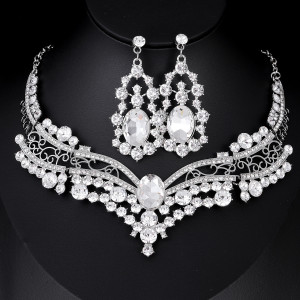 Fashionable and minimalist bridal jewelry, crystal necklace, earring set