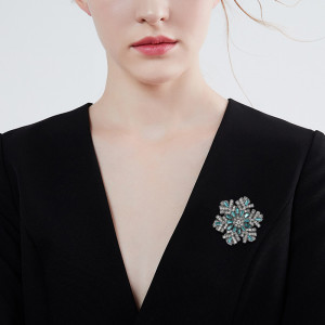 Rotatable Christmas snowflake brooch