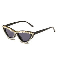 Retro triangle trendy sunglasses with cat eyes and diamonds