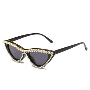 Retro triangle trendy sunglasses with cat eyes and diamonds