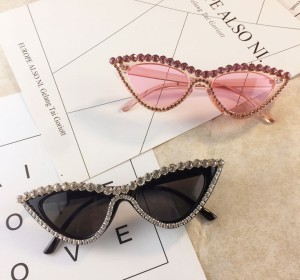 Retro triangle trendy sunglasses with cat eyes and diamonds