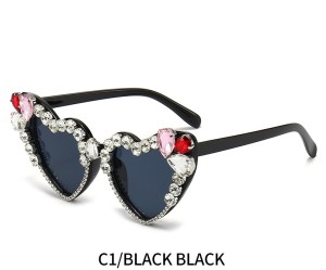 Love sunglasses, cat eyes, diamond studded glasses