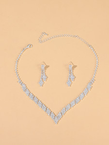 Fashionable and minimalist bridal jewelry, crystal necklace, earring set
