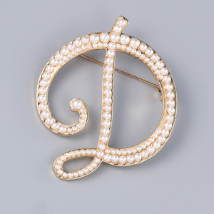 Fashion 26 letter brooch, pearl brooch, women's clothing accessories wholesale