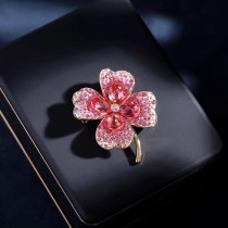 New crystal clover chest flower with fashionable and exquisite temperament, light luxury and high-end feel, brooch factory wholesale