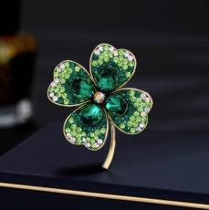 New crystal clover chest flower with fashionable and exquisite temperament, light luxury and high-end feel, brooch factory wholesale