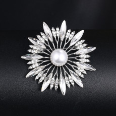 Crystal new fashionable brooch, women's alloy electroplated scarf, brooch, clothing accessories, chest flower, spot wholesale