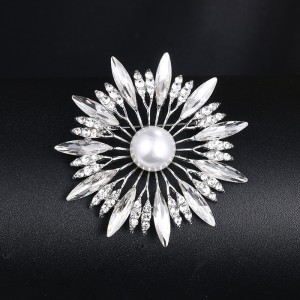 Crystal new fashionable brooch, women's alloy electroplated scarf, brooch, clothing accessories, chest flower, spot wholesale