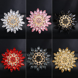 Crystal new fashionable brooch, women's alloy electroplated scarf, brooch, clothing accessories, chest flower, spot wholesale