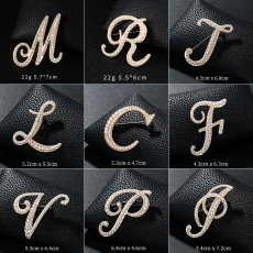 Fashion 26 letter brooch, pearl brooch, women's clothing accessories wholesale