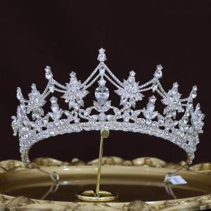 The bride's luxurious crystal wedding dress with a crown and birthday headpiece design