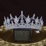 The bride's luxurious crystal wedding dress with a crown and birthday headpiece design