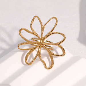 New stainless steel ring with female hollow flower 18k gold for a high-end feel