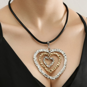 Two tone heart-shaped pendant necklace with retro metallic texture, cowhide collarbone chain, fashionable accessory