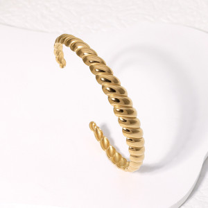 Titanium steel bracelet does not fade, open bracelet, stainless steel bracelet, cool style