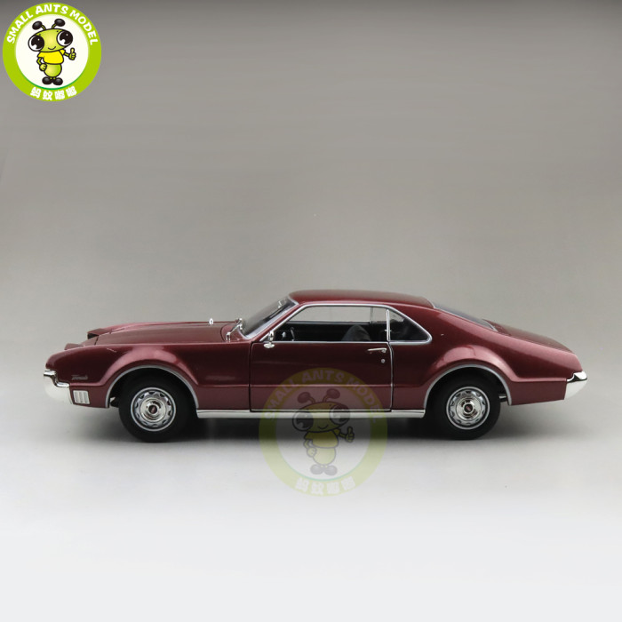 1/18 1966 OLDS MOBILE TORONADO Road Signature Diecast Model Car Toys