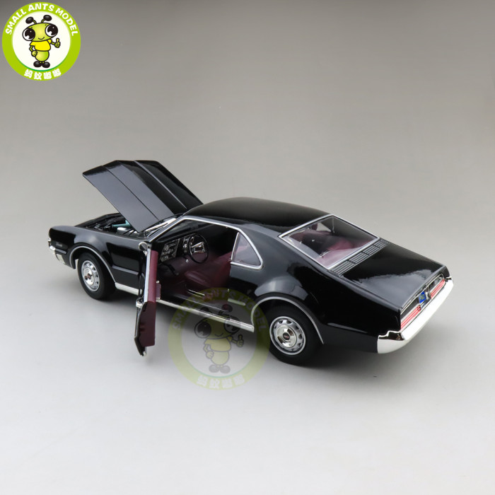 1/18 1966 OLDS MOBILE TORONADO Road Signature Diecast Model Car Toys