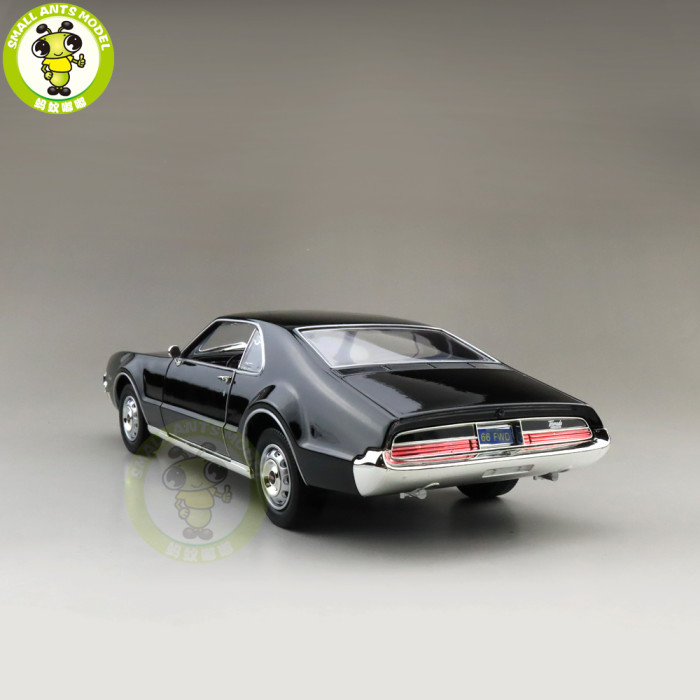 1/18 1966 OLDS MOBILE TORONADO Road Signature Diecast Model Car Toys