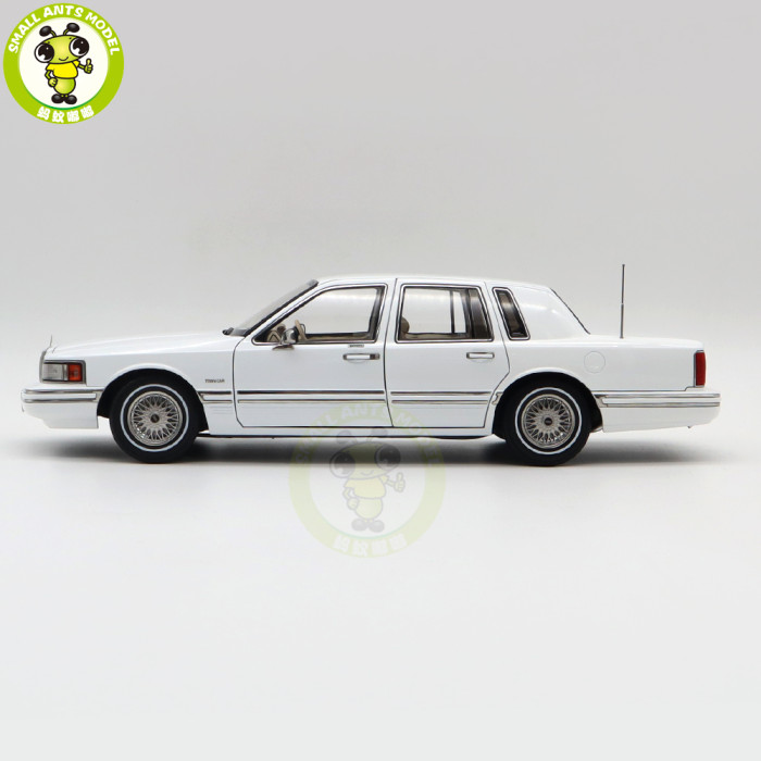 1/18 Lincoln Town Car 1990 Second Generation FN36/116 Diecast Model Toy Cars Boys Girls Gifts