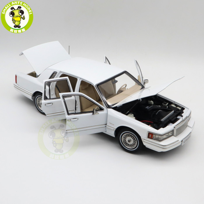 1/18 Lincoln Town Car 1990 Second Generation FN36/116 Diecast Model Toy Cars Boys Girls Gifts