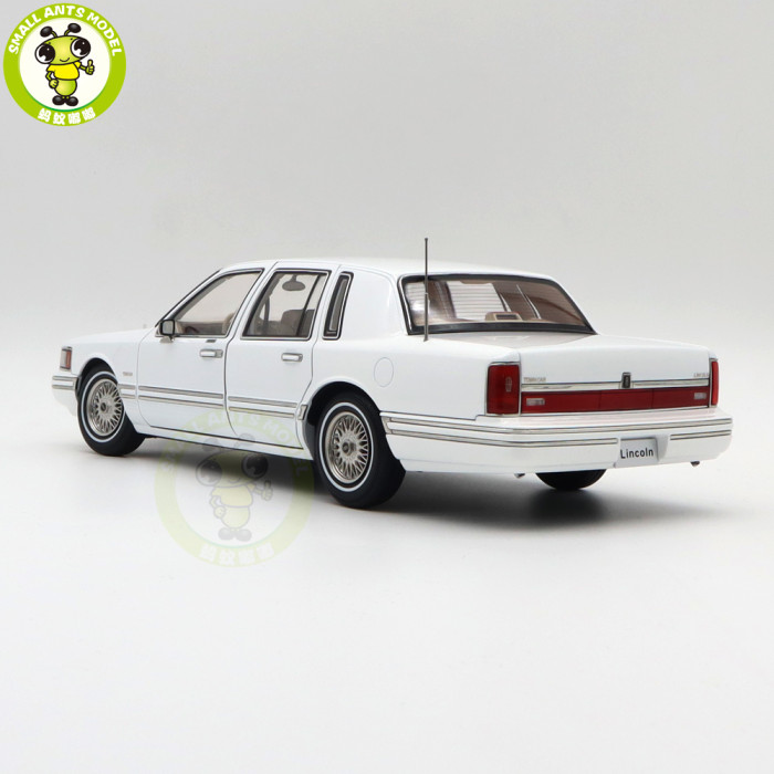 1/18 Lincoln Town Car 1990 Second Generation FN36/116 Diecast Model Toy Cars Boys Girls Gifts