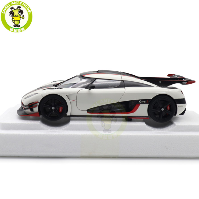 1/18 Autoart 79016 Koenigsegg ONE 1 Pebble White Carbon Black Red Accents Model Car Gifts For Husband Father Boyfriend