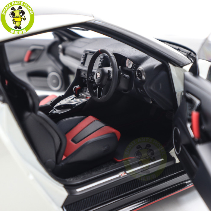 1/18 Nissan GT-R R35 NISMO Special Edition AUTOart 77501 Brilliant White Pearl Model Car