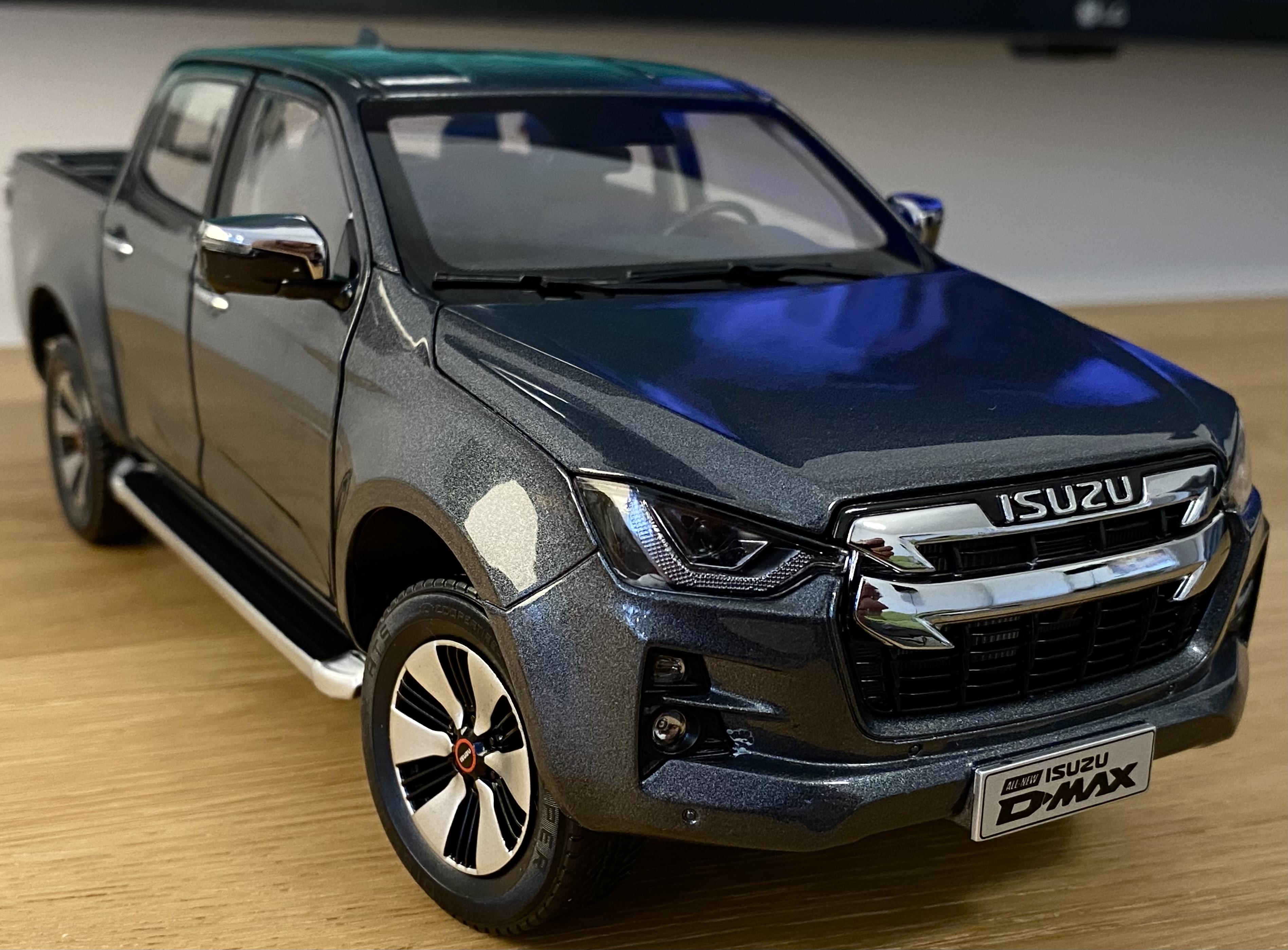 1/18 いすゞ　D-MAX Original Authorized Authentic 1:18 Isuzu D-MAX pick up truck