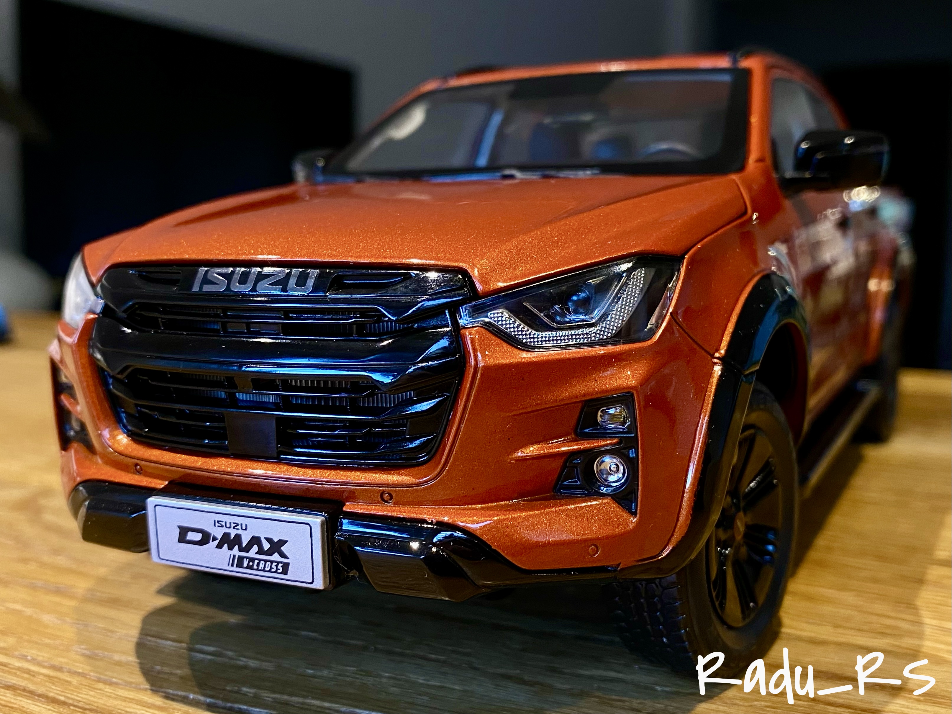 1/18 ISUZU D MAX D-MAX 2023 Pickup Truck Diecast Model Car Toys