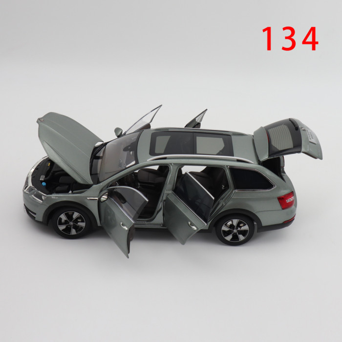 Defective 1/18 VW Skoda Octavia Combi Wagon Diecast Model Car
